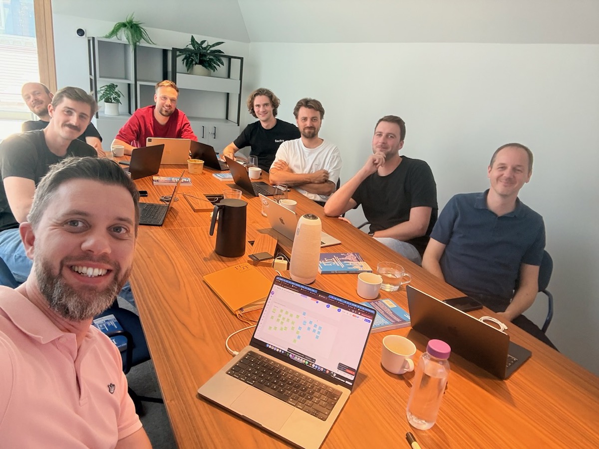 David Ariens running a session with the Factry team around a meeting table